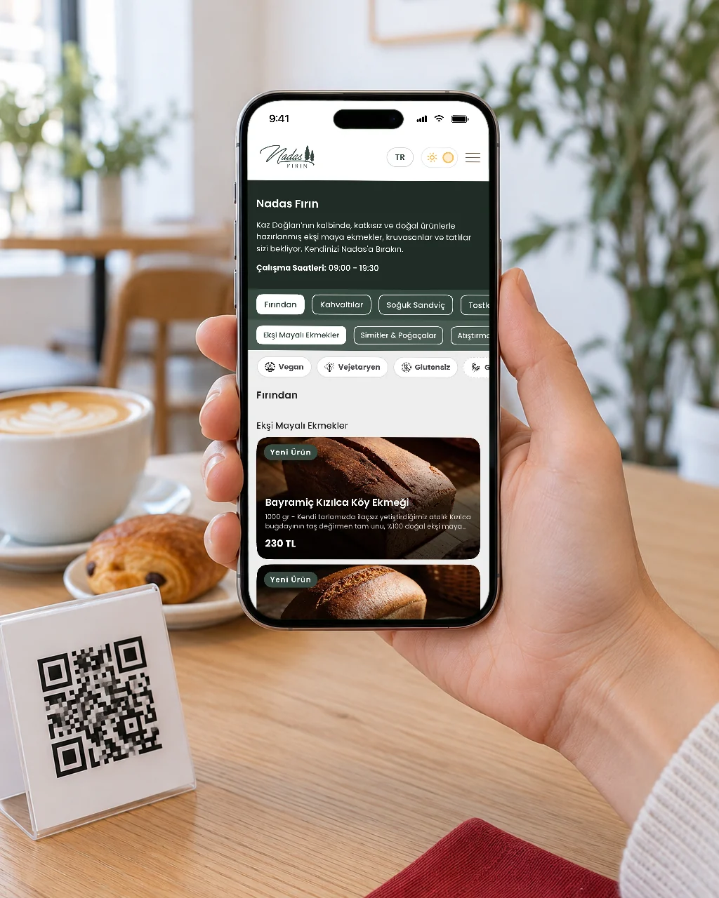Masadaki karekodu okutan misafirin telefonunda açılan Nadas Fırın QR menüsü